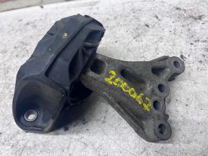 Używane Wspornik silnika Volkswagen Polo IV (9N1/2/3) 1.4 16V Cena na żądanie oferowane przez N Kossen Autorecycling BV