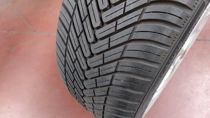 Używane Opona Cena na żądanie oferowane przez N Kossen Autorecycling BV