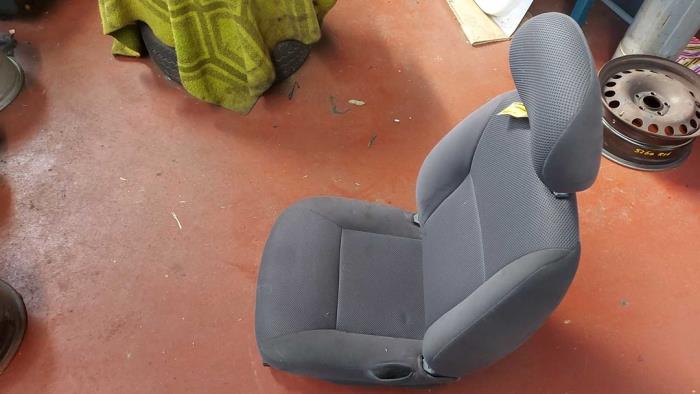 Używane Fotel prawy Isuzu D-Max 3.0 D 4x4 Cena na żądanie oferowane przez N Kossen Autorecycling BV