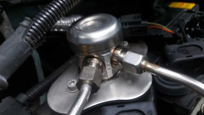 Begagnade Högtryckspump BMW 3 serie Touring (E91) 318i 16V Pris på förfrågan erbjuds av N Kossen Autorecycling BV