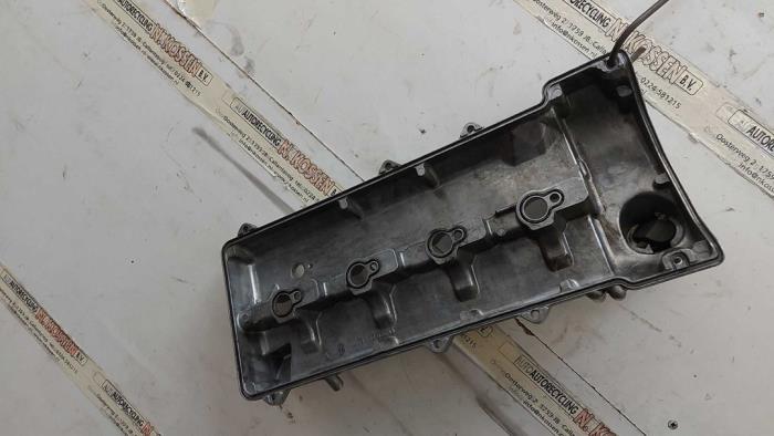 Ventildeckel van een Mercedes-Benz ML I (163) 400 4.0 CDI V8 32V 2003