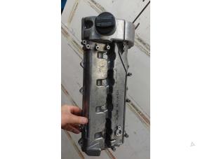 Ventildeckel van een Mercedes-Benz ML I (163) 400 4.0 CDI V8 32V 2003