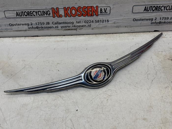 Używane Emblemat Chrysler PT Cruiser Cabrio 2.4 16V Cena na żądanie oferowane przez N Kossen Autorecycling BV