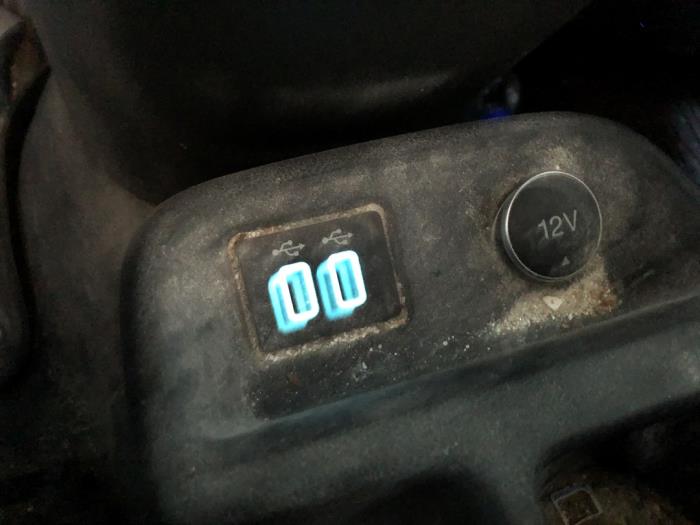 Używane Wtyczka USB Ford Transit Connect (PJ2) 1.5 EcoBlue Cena na żądanie oferowane przez N Kossen Autorecycling BV