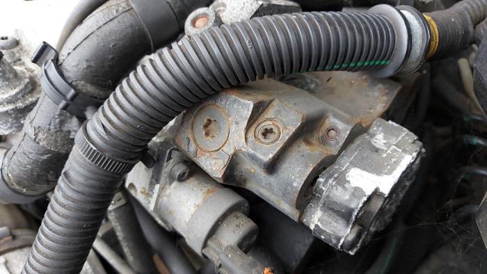 Begagnade Dieselpump Volvo V70 (SW) 2.4 D5 20V Pris på förfrågan erbjuds av N Kossen Autorecycling BV