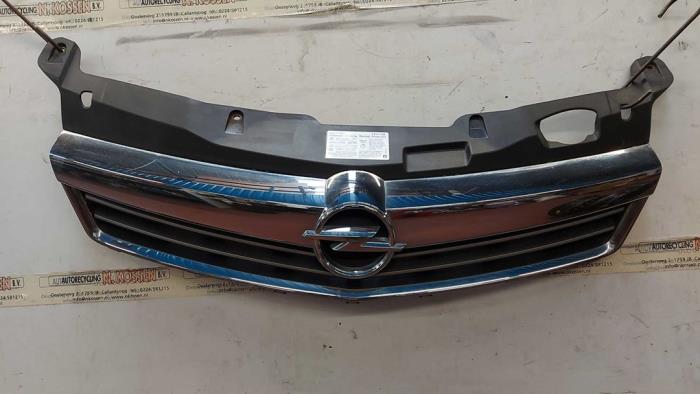 Begagnade Grill Opel Astra H SW (L35) 1.6 16V Twinport Pris på förfrågan erbjuds av N Kossen Autorecycling BV