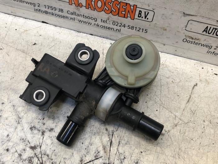 Begagnade Extra vattenpump Mercedes C (W206) C-300 e 2.0 Turbo Pris på förfrågan erbjuds av N Kossen Autorecycling BV