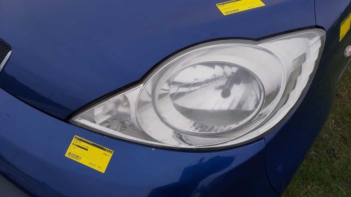 Używane Reflektor lewy Peugeot 107 1.0 12V Cena na żądanie oferowane przez N Kossen Autorecycling BV