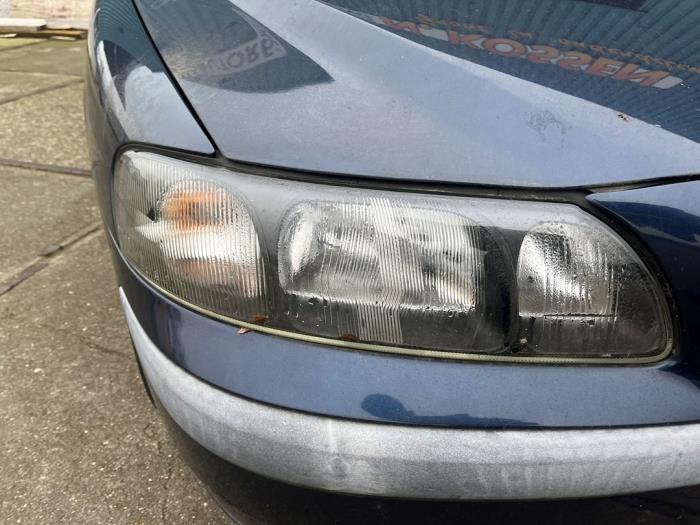 Używane Reflektor prawy Volvo S60 I (RS/HV) 2.4 20V 140 Cena na żądanie oferowane przez N Kossen Autorecycling BV
