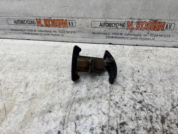 Usados Tensor correa múltiple Audi A4 Avant (B7) 2.0 20V Precio de solicitud ofrecido por N Kossen Autorecycling BV