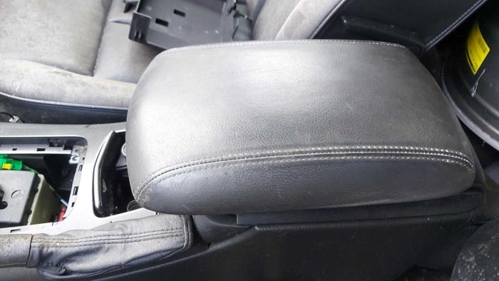 Używane Podlokietnik Peugeot 607 (9D/U) 2.7 HDi V6 24V Cena na żądanie oferowane przez N Kossen Autorecycling BV