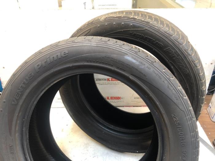 Używane Opona Cena na żądanie oferowane przez N Kossen Autorecycling BV