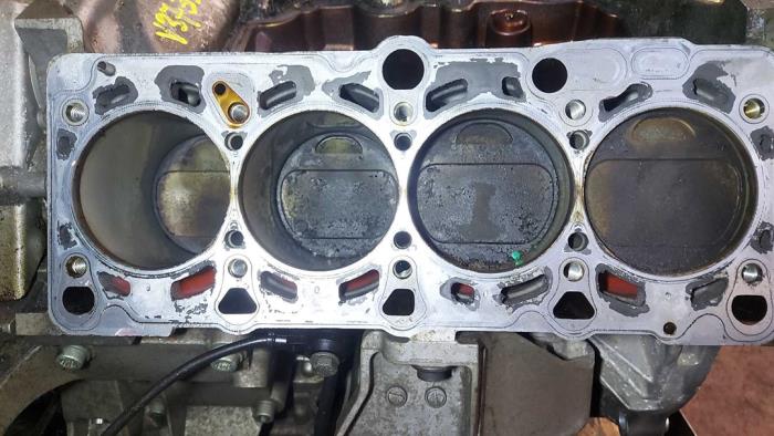 Usados Pistón Volkswagen Touareg (7LA/7L6) 4.2 V8 40V Precio de solicitud ofrecido por N Kossen Autorecycling BV