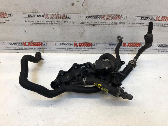 Begagnade Termostathus Nissan Qashqai (J11) 1.2 DIG-T 16V Pris på förfrågan erbjuds av N Kossen Autorecycling BV