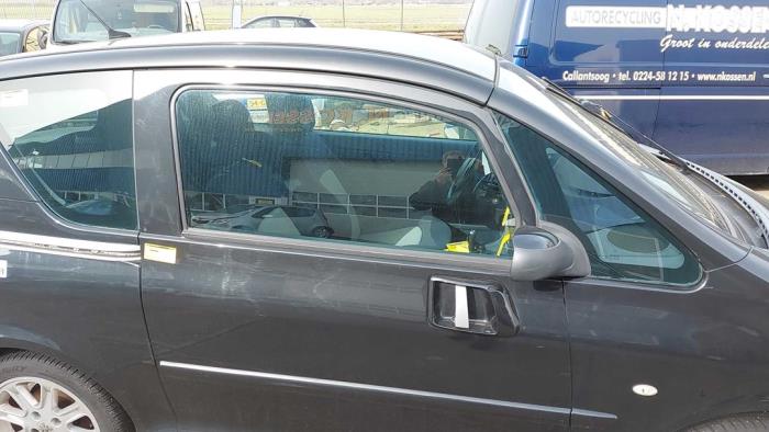 Usados Ventanilla triangular derecha delante Peugeot 1007 (KM) 1.6 GTI,Gentry 16V Precio de solicitud ofrecido por N Kossen Autorecycling BV