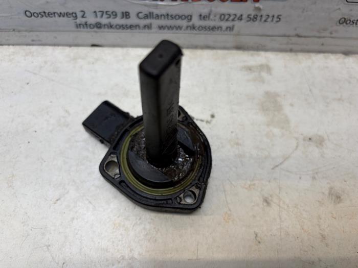 Ölstandsensor van een BMW 5 serie Touring (E39) 523i 24V 2000