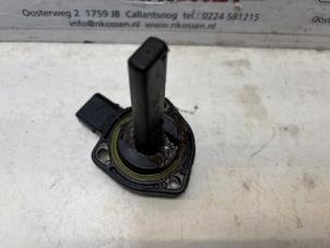Ölstandsensor van een BMW 5 serie Touring (E39) 523i 24V 2000