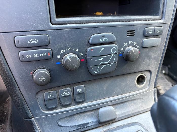 Używane Panel climatronic Volvo V70 (SW) 2.4 D5 20V Cena na żądanie oferowane przez N Kossen Autorecycling BV