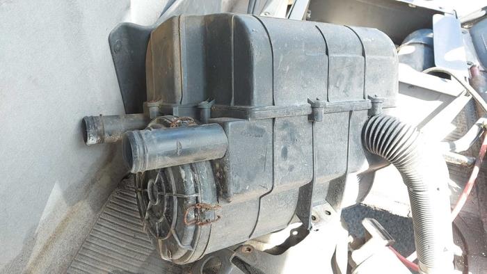 Begagnade Luftfilterhus Iveco New Daily I/II 49.12 V Pris på förfrågan erbjuds av N Kossen Autorecycling BV