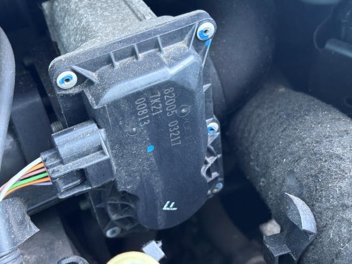 Używane Przepustnica Renault Twingo II (CN) 1.2 Cena na żądanie oferowane przez N Kossen Autorecycling BV
