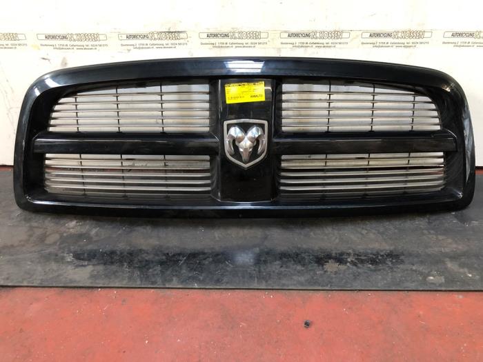 Begagnade Grill Dodge Ram 3500 Standard Cab (DR/DH/D1/DC/DM) 5.7 V8 Hemi 1500 4x2 Pris på förfrågan erbjuds av N Kossen Autorecycling BV