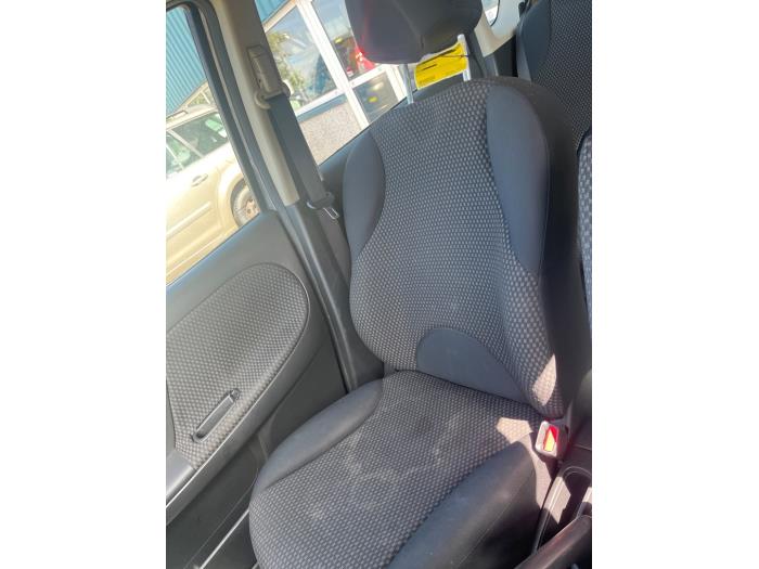 Używane Fotel prawy Nissan Note (E11) 1.6 16V Cena na żądanie oferowane przez N Kossen Autorecycling BV