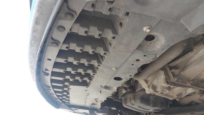 Usados Parachoque placa base Nissan Note (E11) 1.6 16V Precio de solicitud ofrecido por N Kossen Autorecycling BV