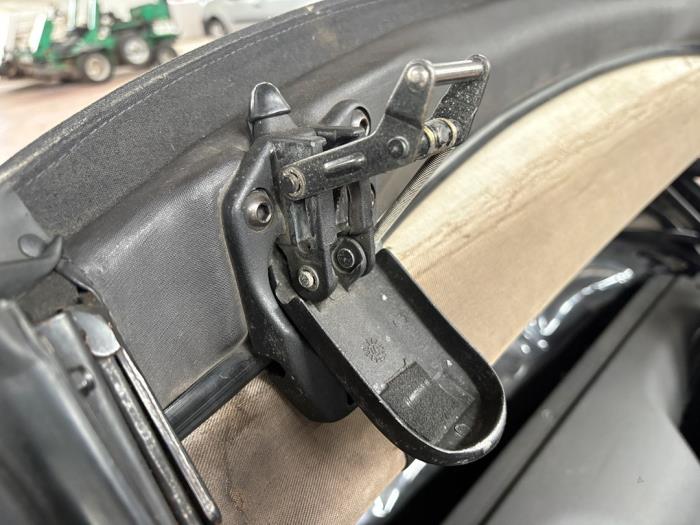 Używane Blokada dachu cabrio MG MGF 1.8i 16V Cena na żądanie oferowane przez N Kossen Autorecycling BV