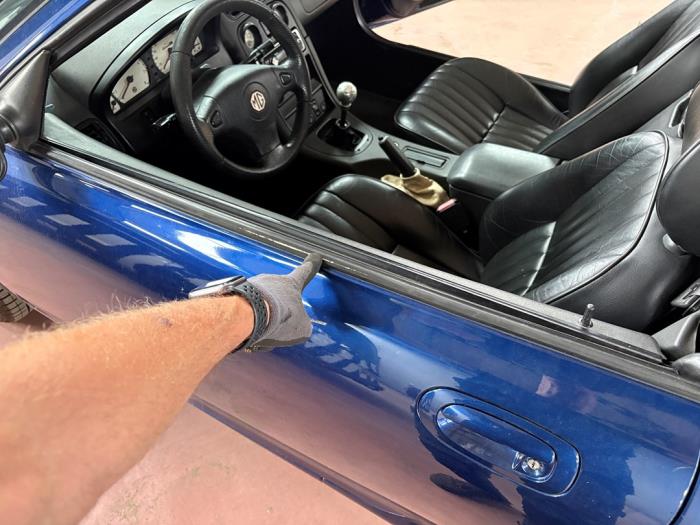 Usados Aleta de ventanilla MG MGF 1.8i 16V Precio de solicitud ofrecido por N Kossen Autorecycling BV
