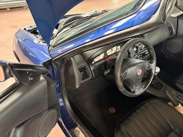 Usados Salpicadero MG MGF 1.8i 16V Precio de solicitud ofrecido por N Kossen Autorecycling BV