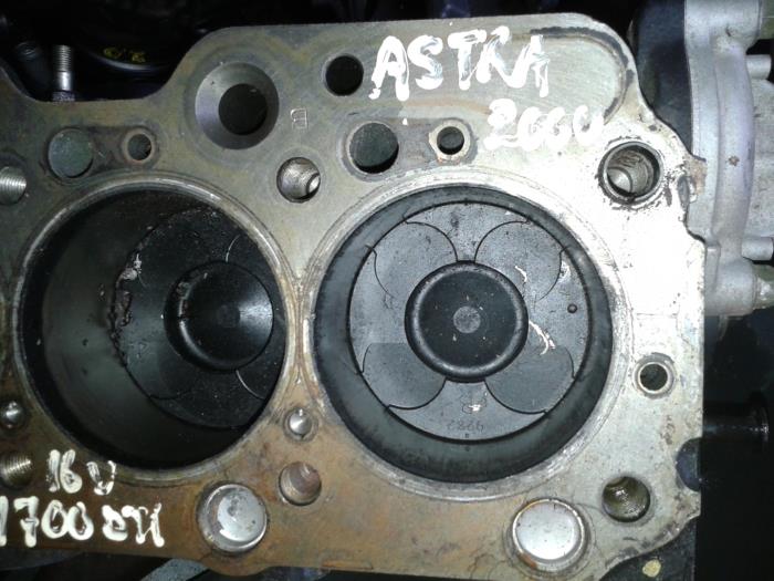 Usados Pistón Opel Astra Precio de solicitud ofrecido por N Kossen Autorecycling BV