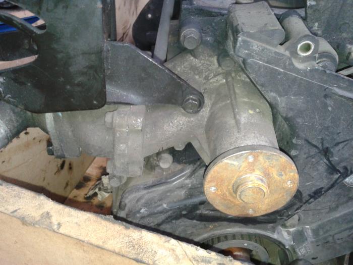 Begagnade Vattenpump Kia Pregio (TB) 2.5 TCi Pris på förfrågan erbjuds av N Kossen Autorecycling BV
