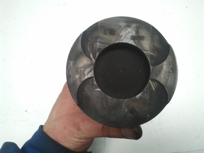 Usados Pistón Mercedes E-Klasse Precio de solicitud ofrecido por N Kossen Autorecycling BV