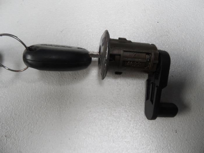 Door lock cylinder, right from a Renault Megane Classic (LA) 1.4i RL,RN 1998