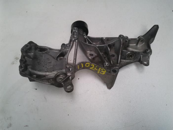 Usagé Support dynamo bas Renault Scénic I (JA) 1.4 16V Prix sur demande proposé par N Kossen Autorecycling BV