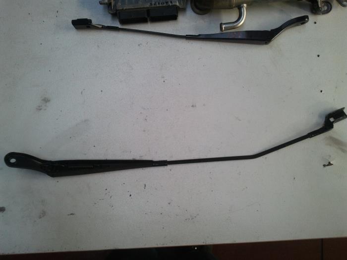 Front wiper arm from a Renault Twingo II (CN) 1.2 16V 2013