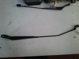 Used Front wiper arm Renault Twingo II (CN) 1.2 16V Price on request offered by N Kossen Autorecycling BV