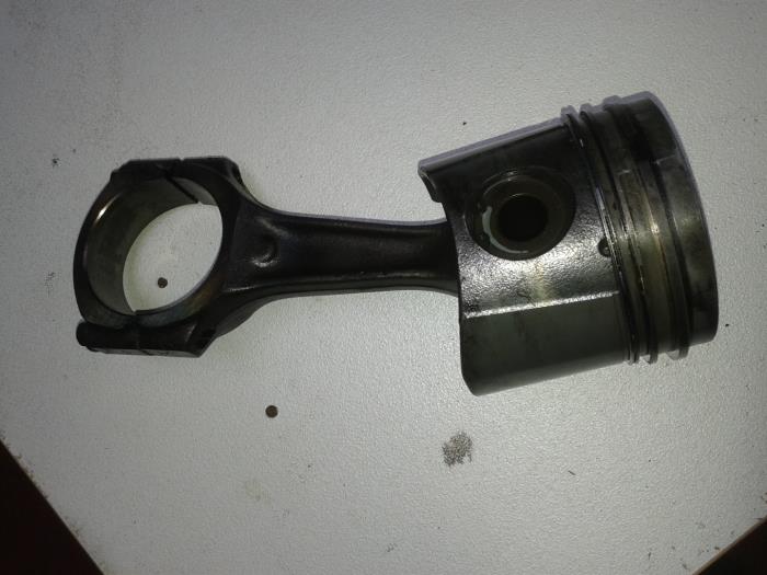 Usados Pistón Landrover Discovery Precio de solicitud ofrecido por N Kossen Autorecycling BV