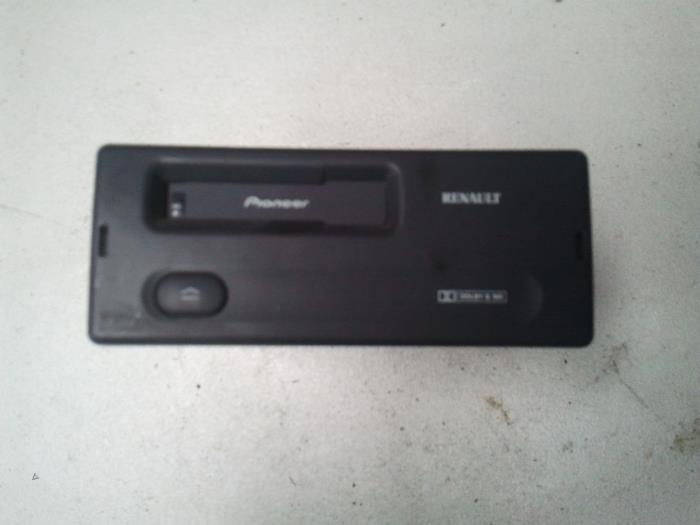 Radio/Cassette van een Renault Espace (JE) 2.0i 16V 1999