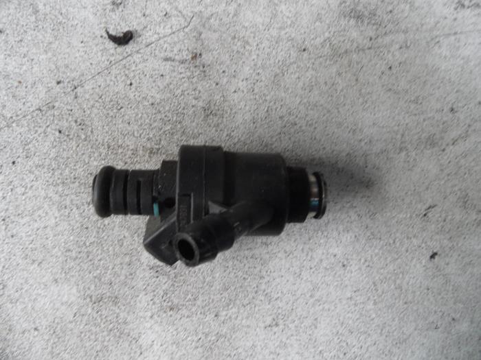 Injector (petrol injection) from a BMW Z3 Roadster (E36/7) 1.9 2001