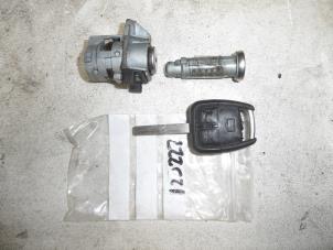 Used Set of cylinder locks (complete) Opel Signum (F48) 2.2 direct 16V Price on request offered by N Kossen Autorecycling BV