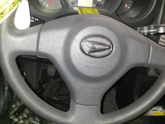 Steering wheel from a Daihatsu Terios (J2) 1.5 16V DVVT 4x2 Euro 4 2010