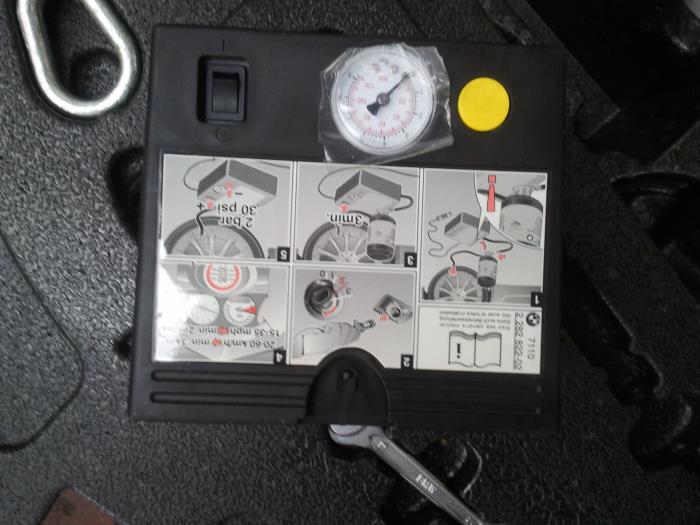 Begagnade Däckpump BMW 6 serie (E63) M6 V10 40V Pris på förfrågan erbjuds av N Kossen Autorecycling BV