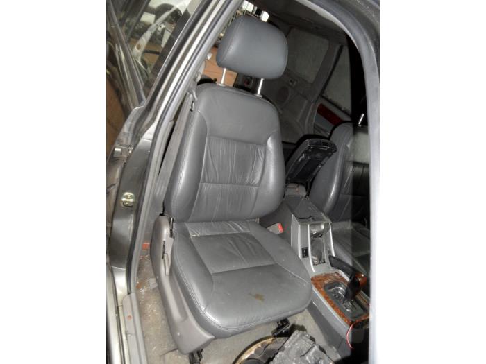 Seat, right from a SsangYong Musso 2.9TD 2001