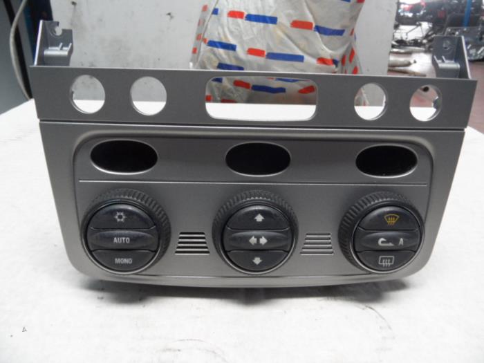 Używane Panel climatronic Alfa Romeo 147 (937) 1.6 HP Twin Spark 16V Cena na żądanie oferowane przez N Kossen Autorecycling BV