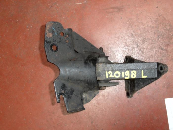 Engine mount from a Jeep Grand Cherokee (WG/WJ) 4.0i 2002