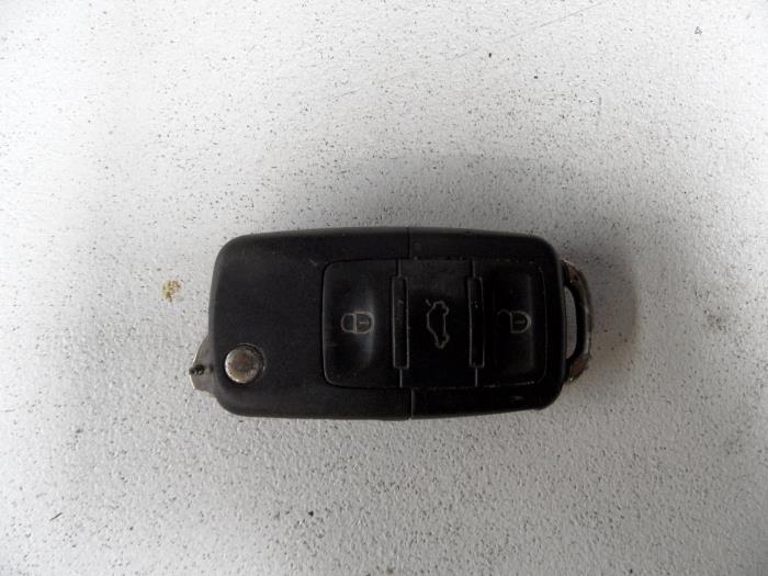Folding key from a Volkswagen Passat Variant 4Motion (3B6) 2.5 TDI 150 2001