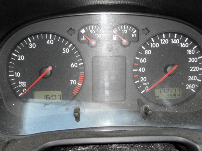 Instrument panel from a Volkswagen Golf IV (1J1) 1.6 1998