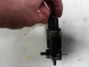 Usados Bomba de limpiaparabrisas delante Volkswagen Polo III (6N2) 1.9 SDI Precio de solicitud ofrecido por N Kossen Autorecycling BV