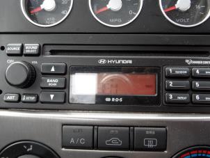 Używane Radioodtwarzacz CD Hyundai Coupe 2.0i 16V CVVT Cena na żądanie oferowane przez N Kossen Autorecycling BV